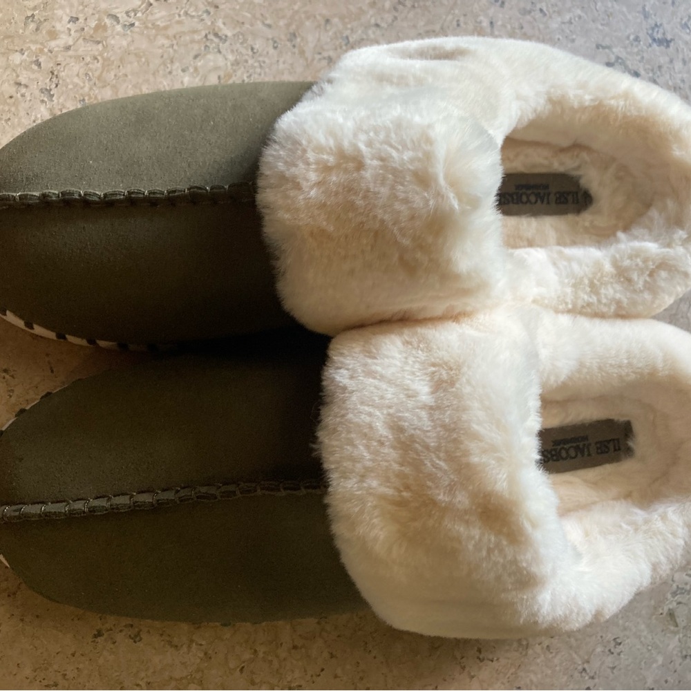 Cozy Olive Green Faux-Suede Slippers with Cream Fur Cuff - Picture 2 of 5